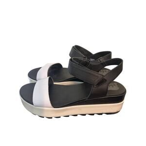 Sorel Cameron Flatform White Black Platform Tread Sandals womens 11 y